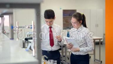 小学生在科学教室做化学实验。